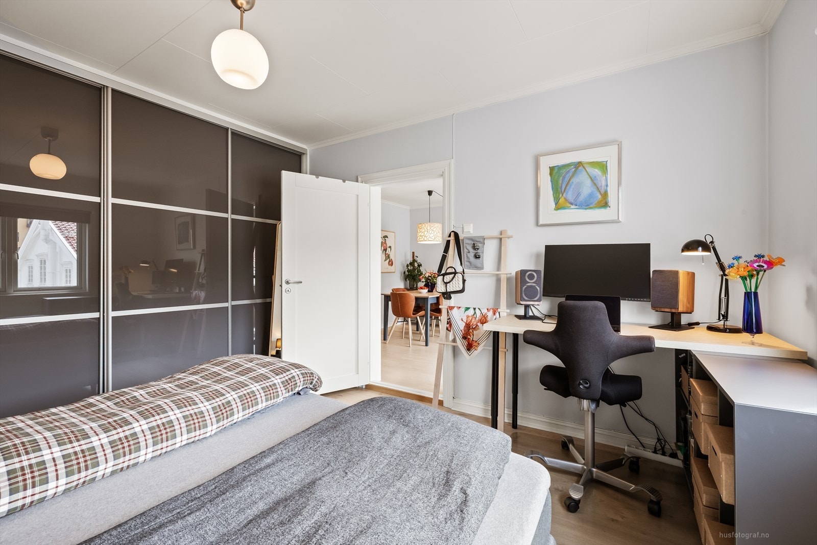 Soverommet har god plass til seng, garderobeløsning og kontorplass. Galleribilde