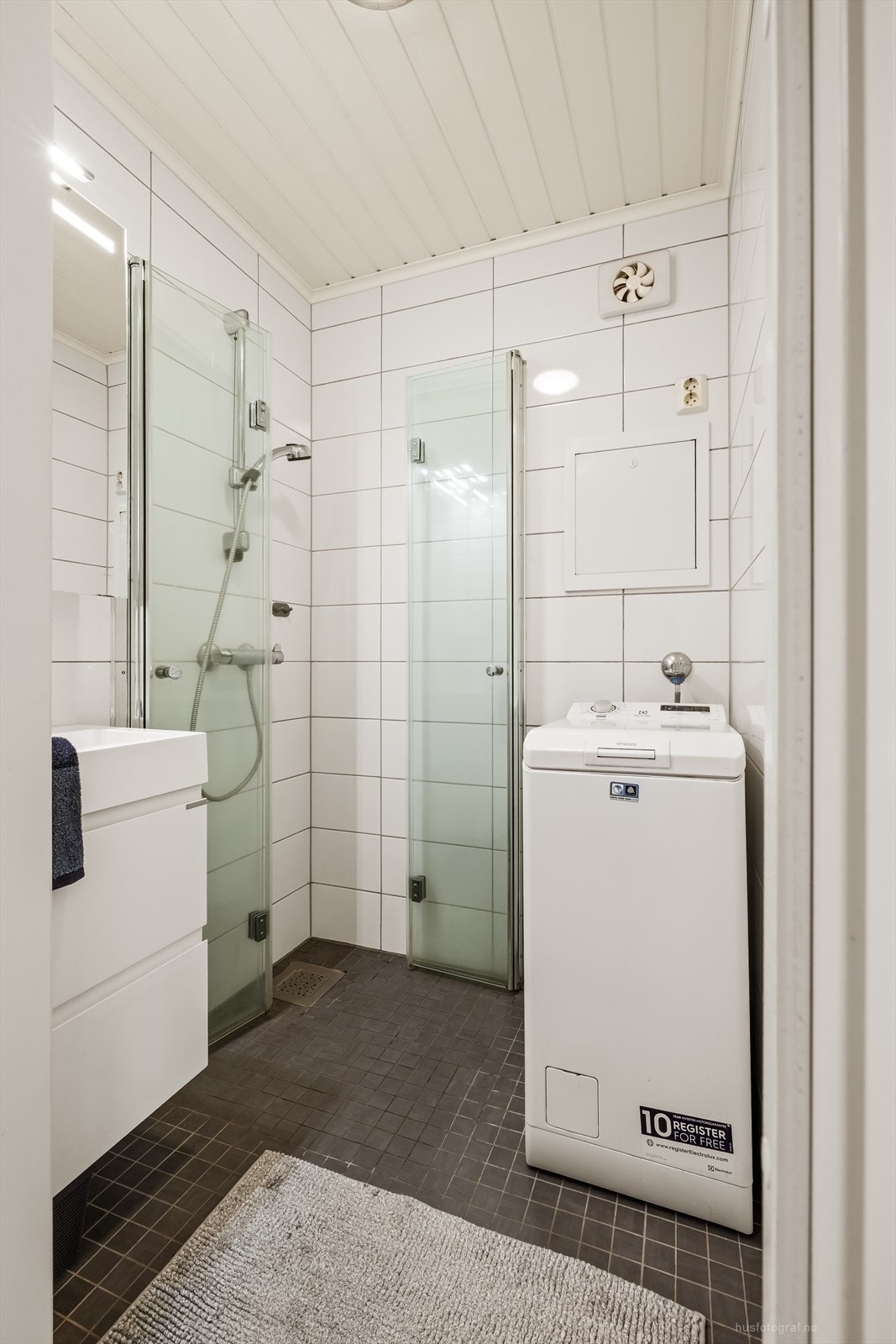 Badet har gulvvarme, dusjhjørne og opplegg for vaskemaskin. Galleribilde