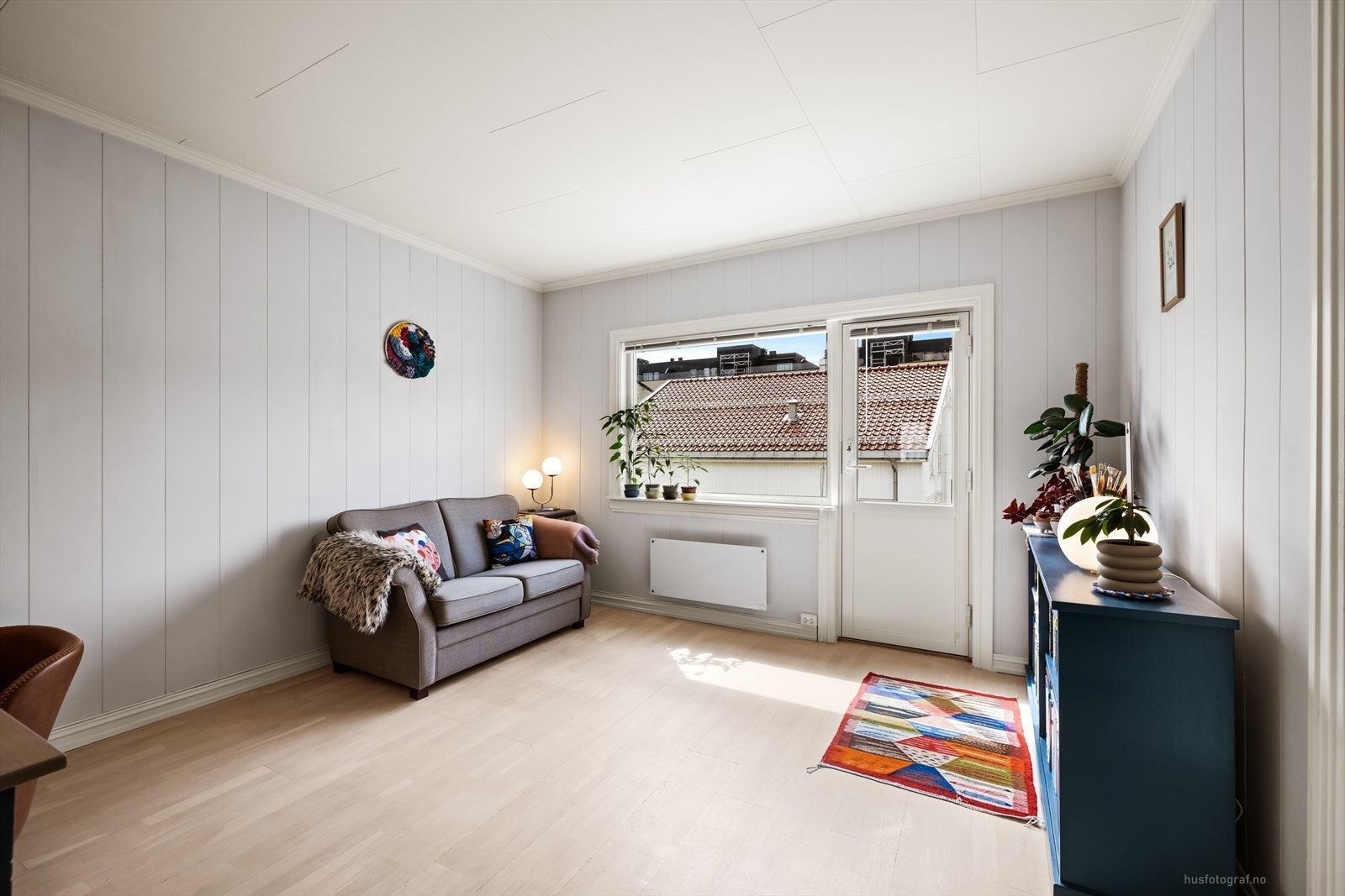 Fra stuen er det utsyn mot nærområdet. Galleribilde