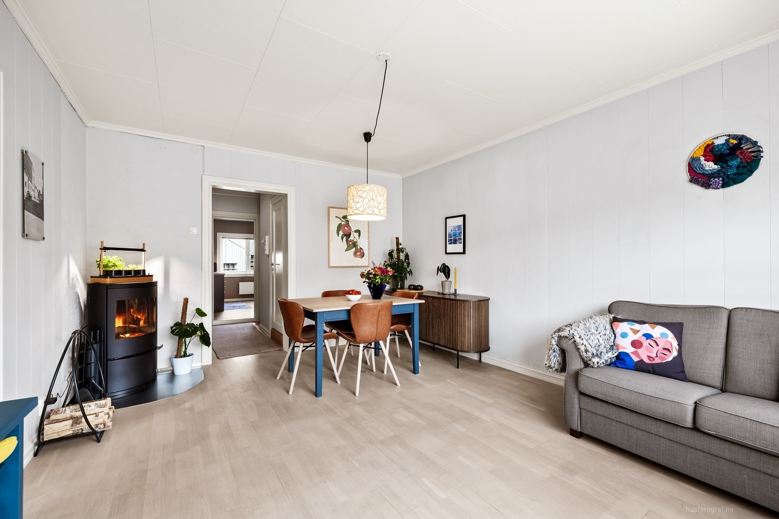 Stuen er romslig og gir plass til både sofagruppe og spisebord. Galleribilde
