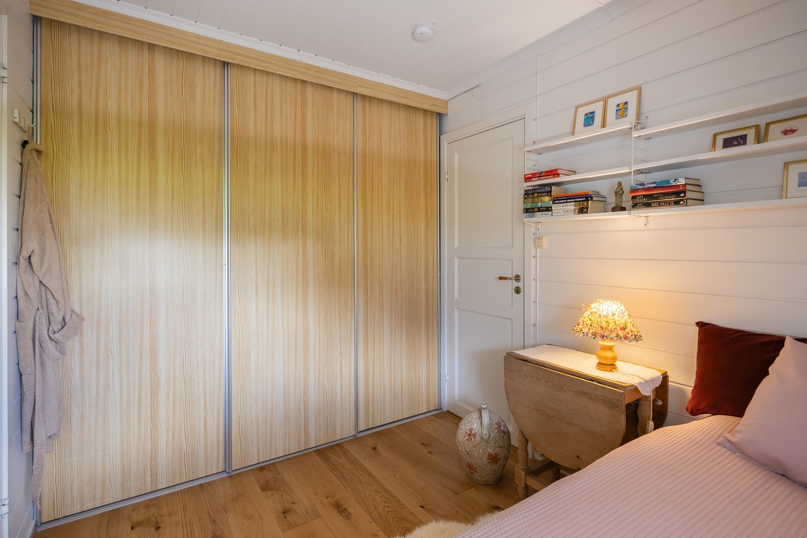 Soverom 3 på 7,7m². Dør inn til bod med hyller og oppheng. Galleribilde