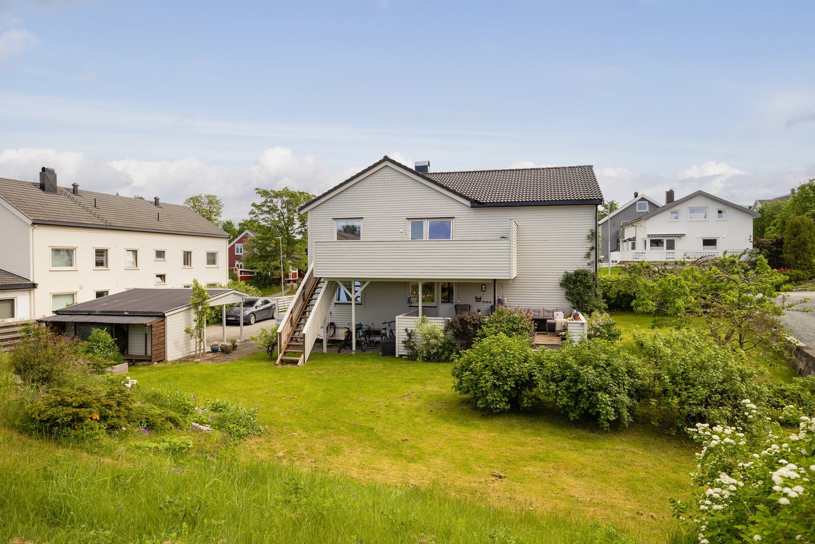 Her bor man i et stille og tilbaketrukkent boområde med flotte grøntområder, samtidig som man har gangavstand til skoler, sentrum og bredt servicetilbud. Galleribilde