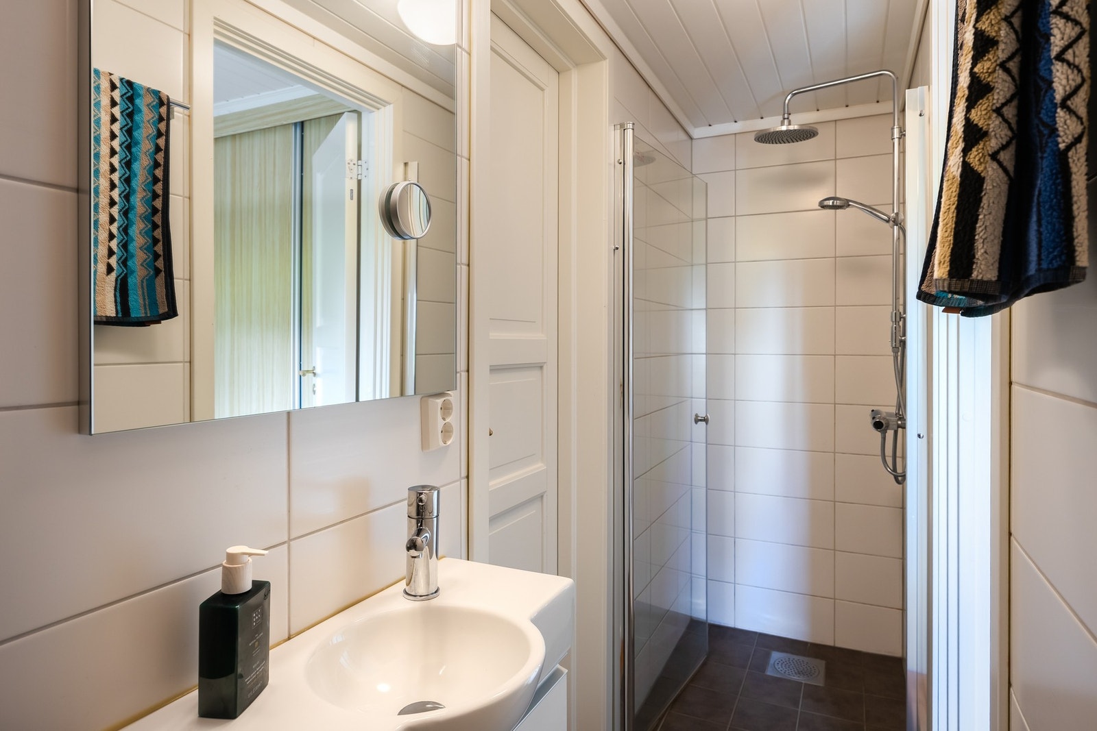 Badet er utstyrt med dusjnisje med glassdør, wc og servant. Galleribilde