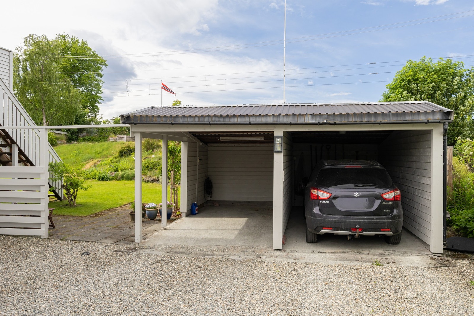 Parkering i carport eller gårdsplass. Galleribilde