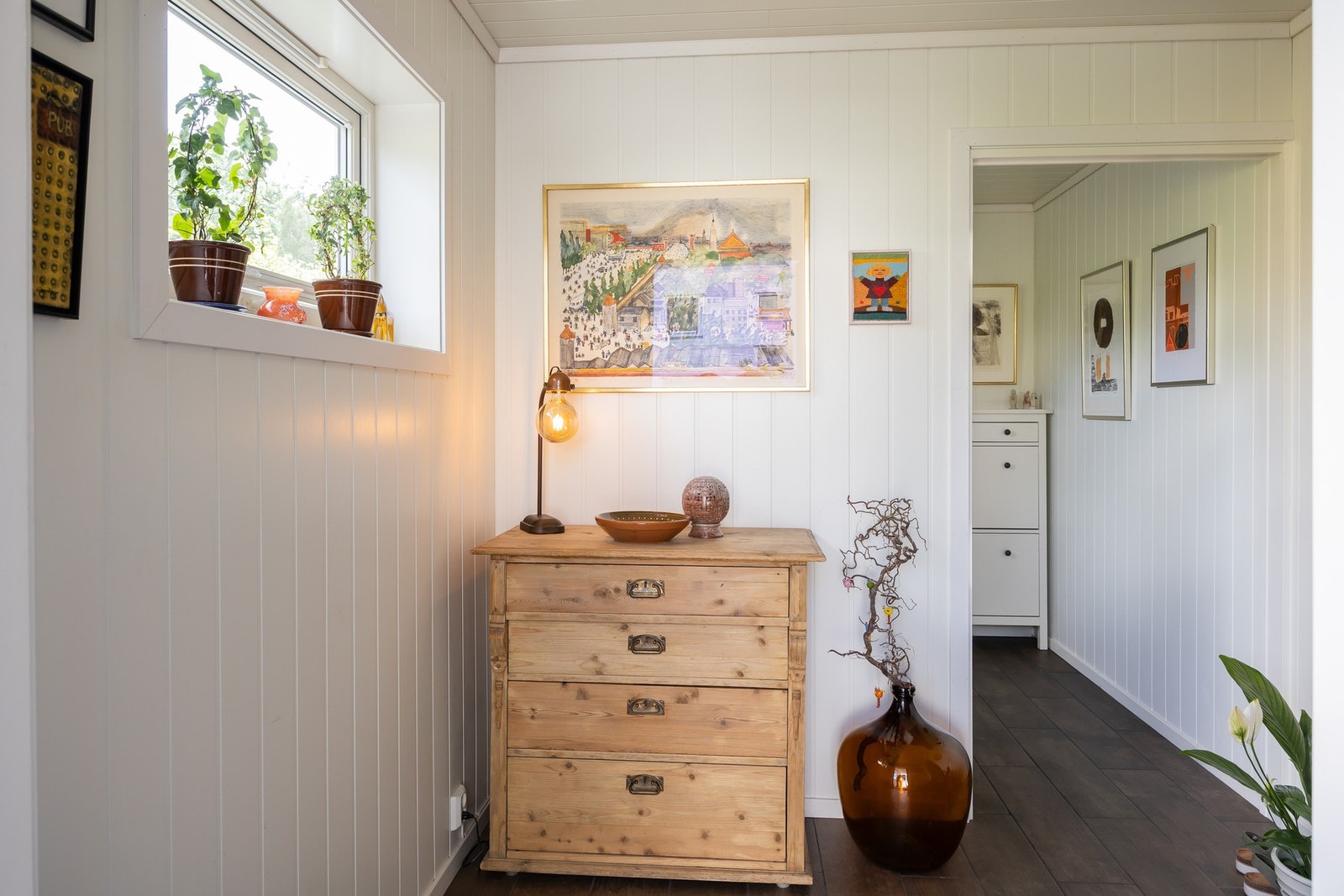 I tilknytning til entréen er det et praktisk garderoberom/bod på 5,4m². Galleribilde