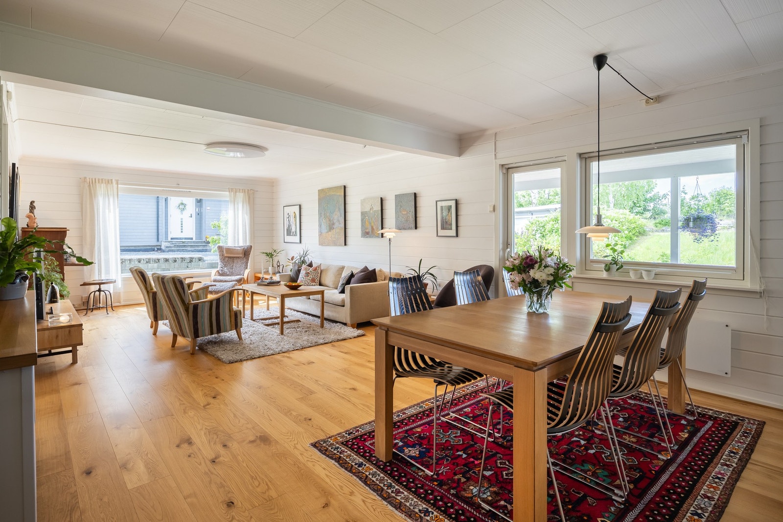 Romslig stue/spisestue på ca. 35m². Galleribilde