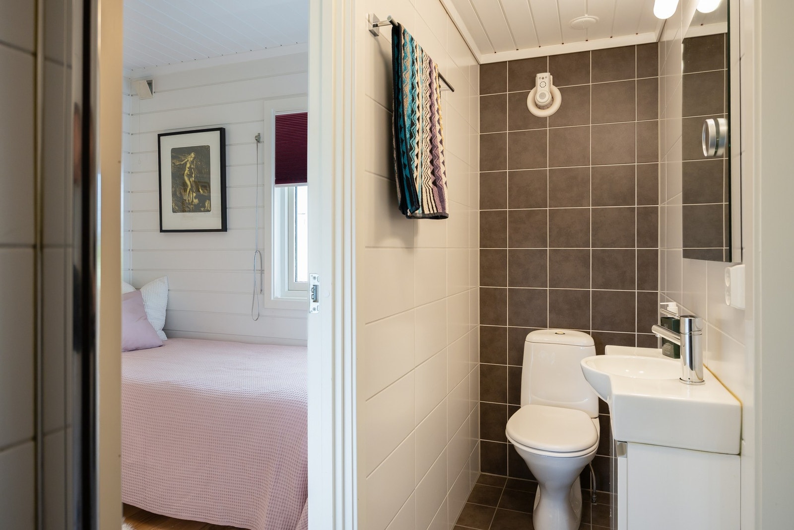 Badet inntil gangen ble renovert i 2017 og er på ca. 2,8m². Galleribilde