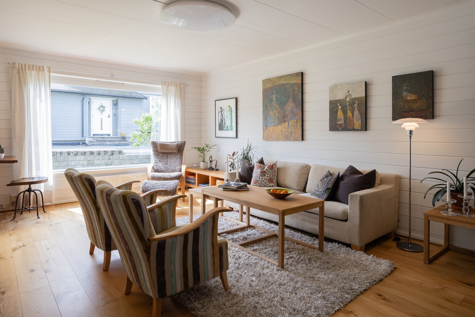 Rommet nyter godt av store vindusflater som gir godt med lysinnslipp. Galleribilde