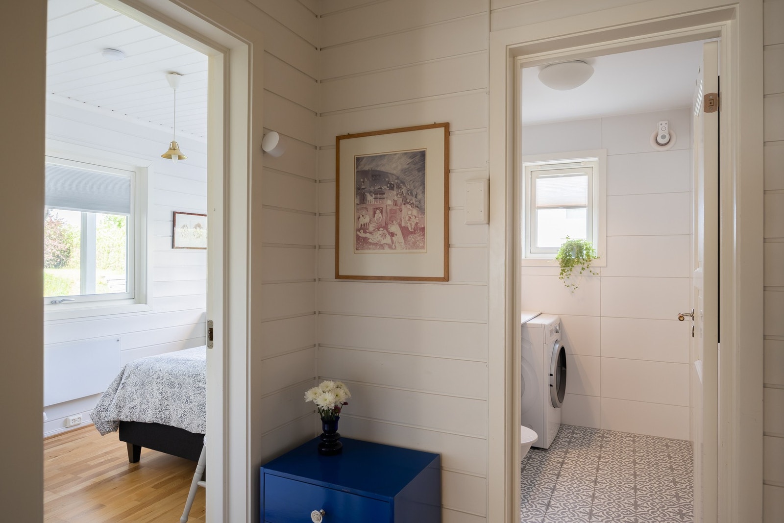 Dette badet er på ca. 3,2m² er utstyrt med wc, baderomsinnredning og opplegg til vaskemaskin. Galleribilde
