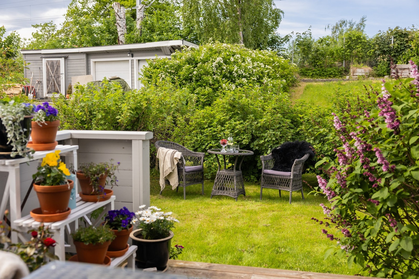 Stor privat veranda på ca. 24m², samt felles hage med flere soner og gode solforhold fra morgen til sen kveld. Galleribilde