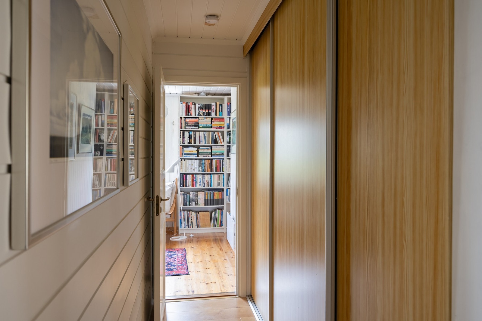 Romslig skyvedørsgarderobe i gang ved soverom 1 og 2. Galleribilde
