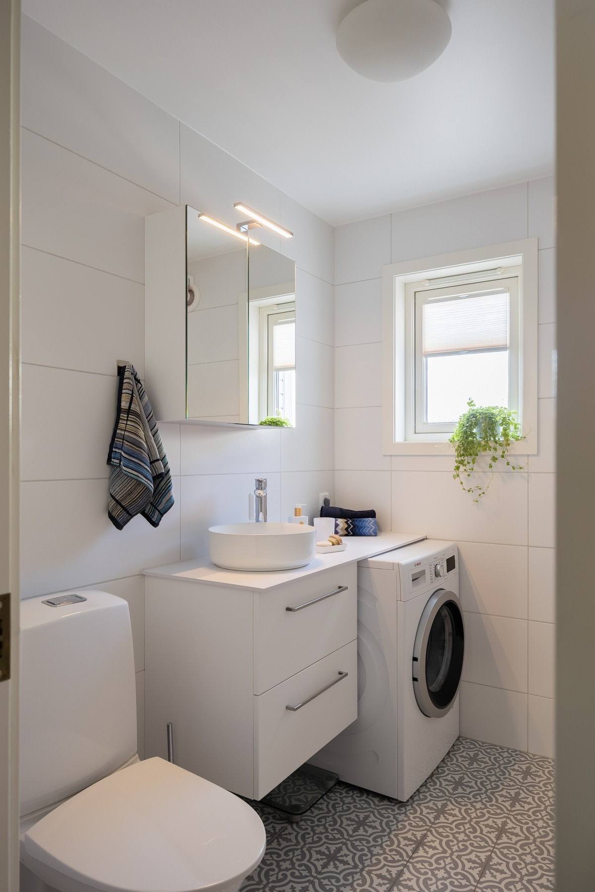 Det er opplegg for og plass til badekar om vaskemaskin flyttes. Selger har tidligere hatt vaskemaskin i kjeller. Begge bad har fått TG1 fra takstmann. Galleribilde