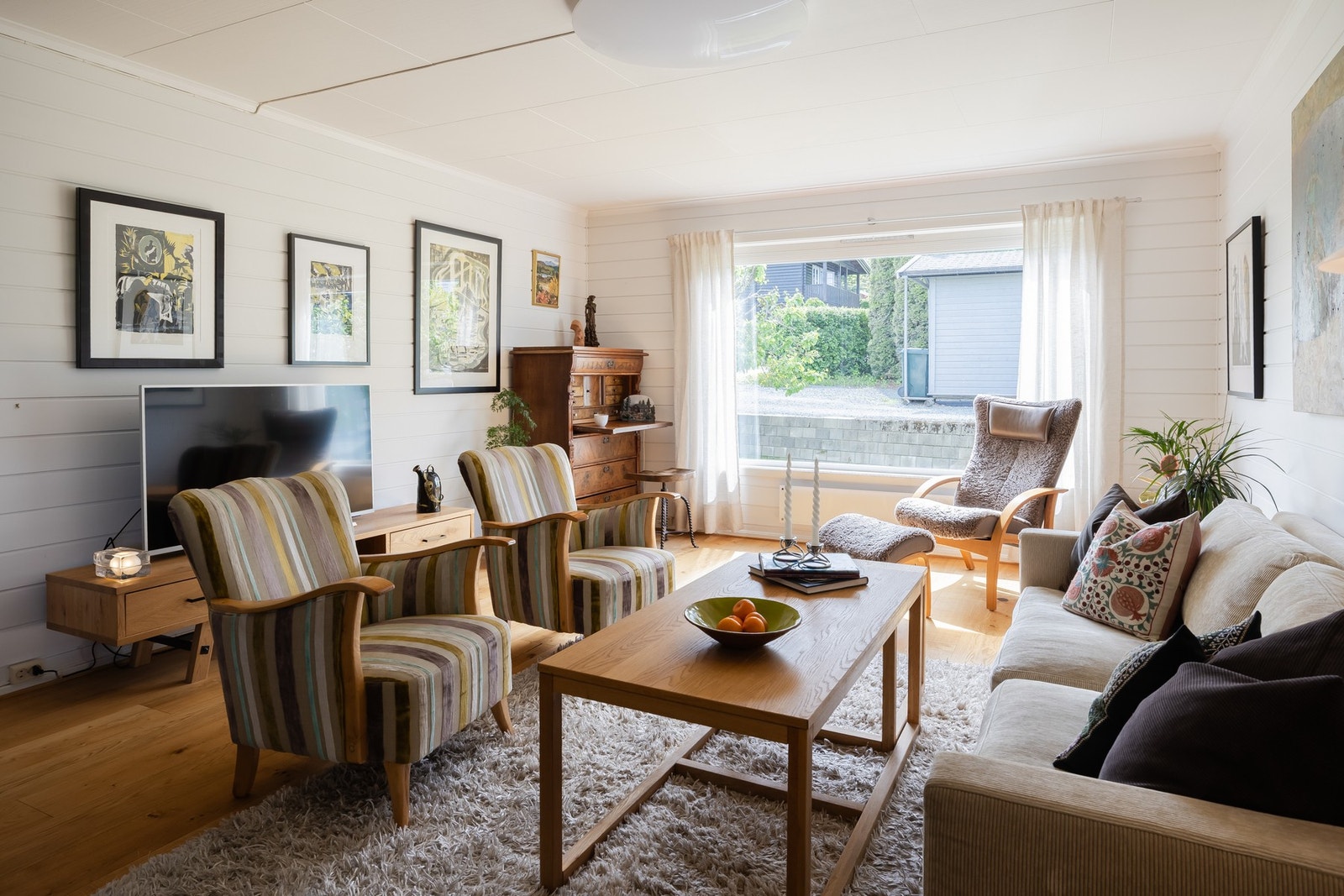 Stuen har god plass til både spisestue og sofagruppe. Galleribilde