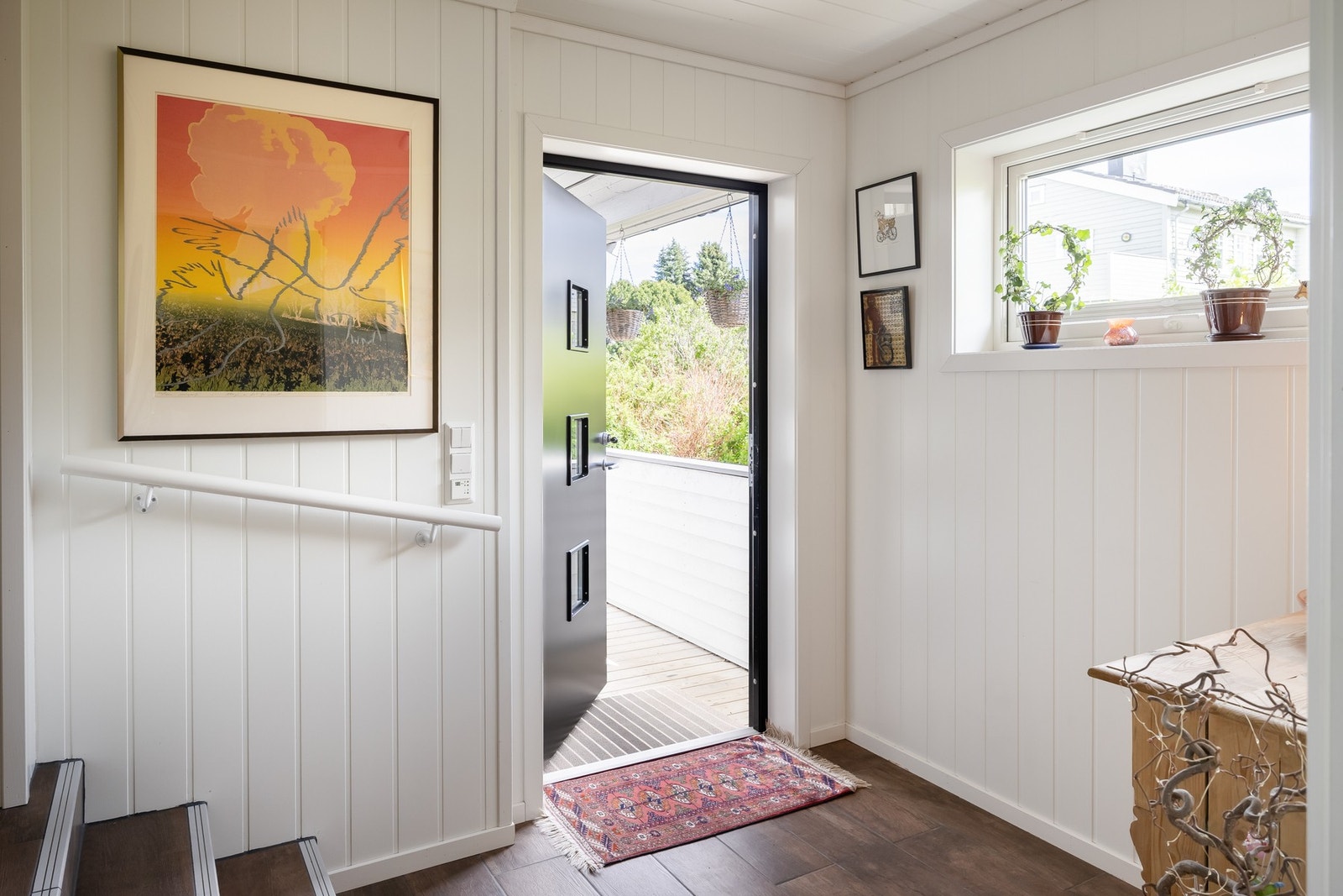 Man kommer først inn i en flislagt entré og gang på til sammen ca. 12,7m². Galleribilde