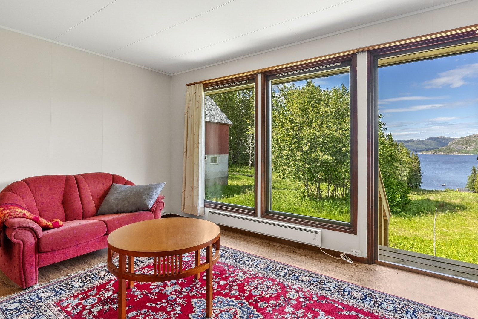 Stue med flott utsikt over omlandet og innseilingen til Namsos Galleribilde