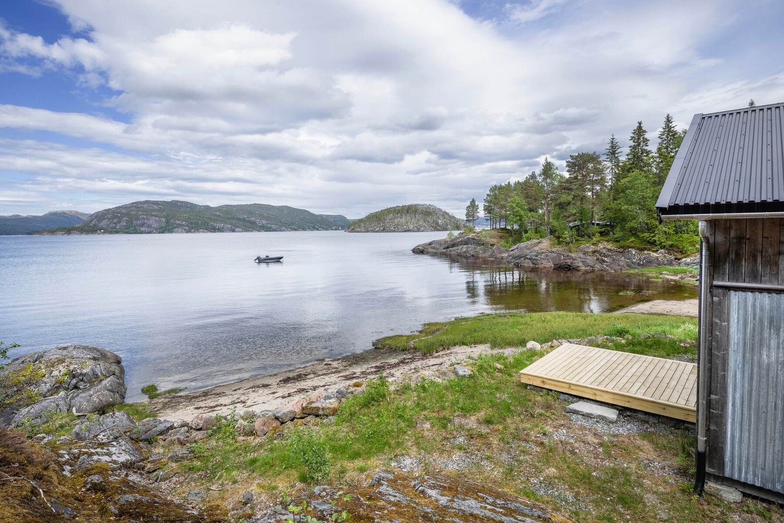 Nærområde ved naust. Eiendommen har ca. 550 meter strandlinje Galleribilde