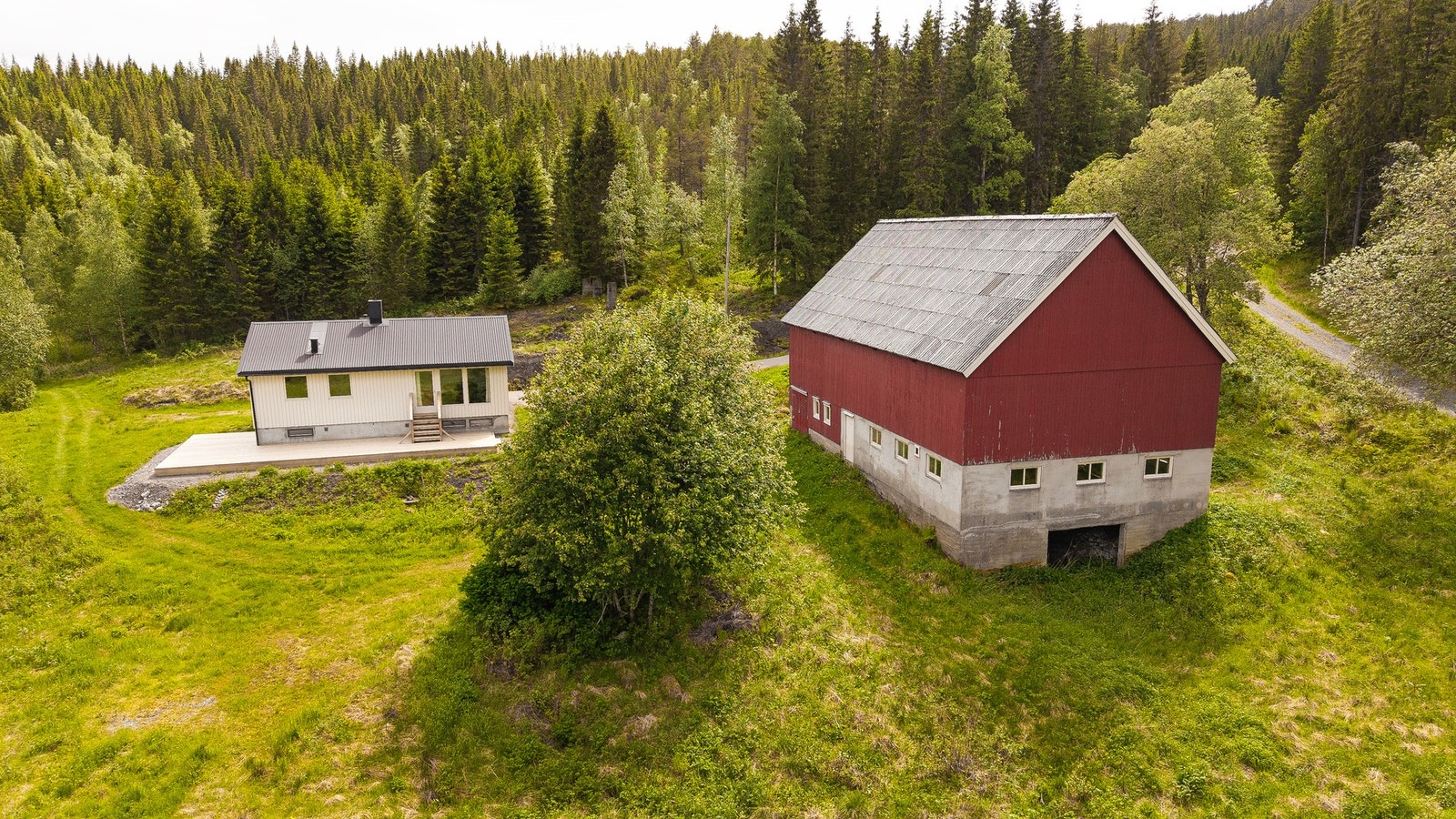 Naturlig arrondert gårdstun. Galleribilde