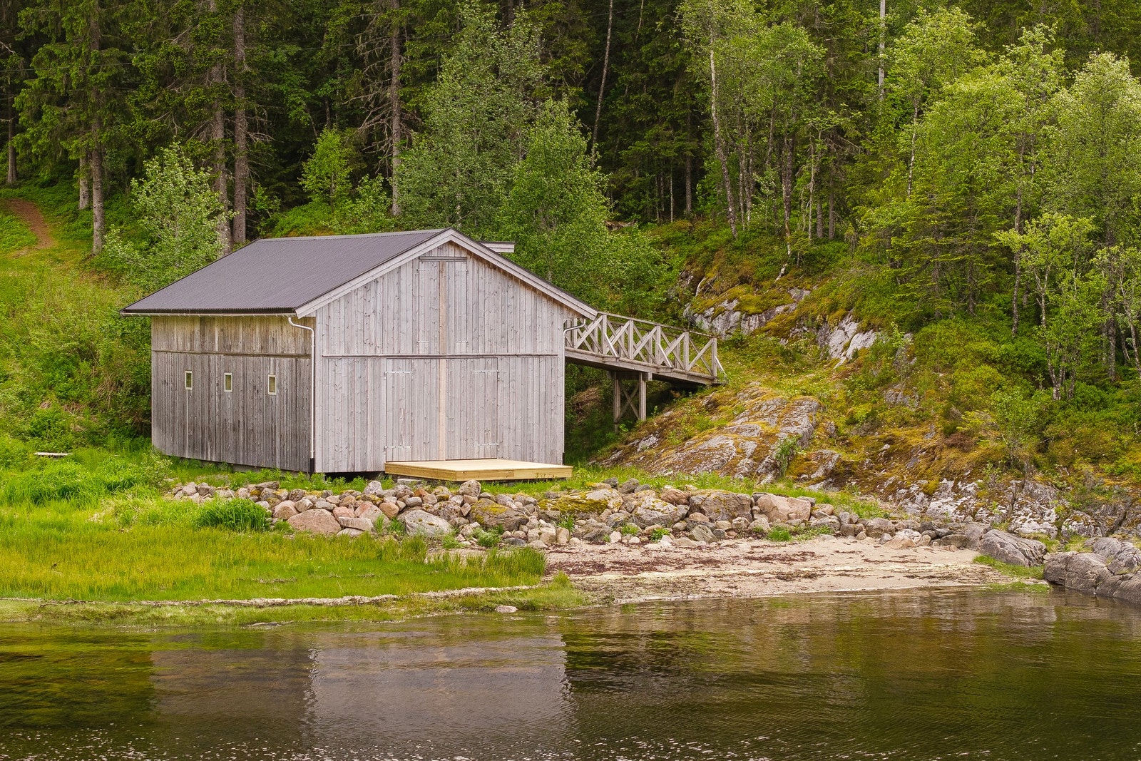 Naust fra 2011 med lagerloft. Galleribilde