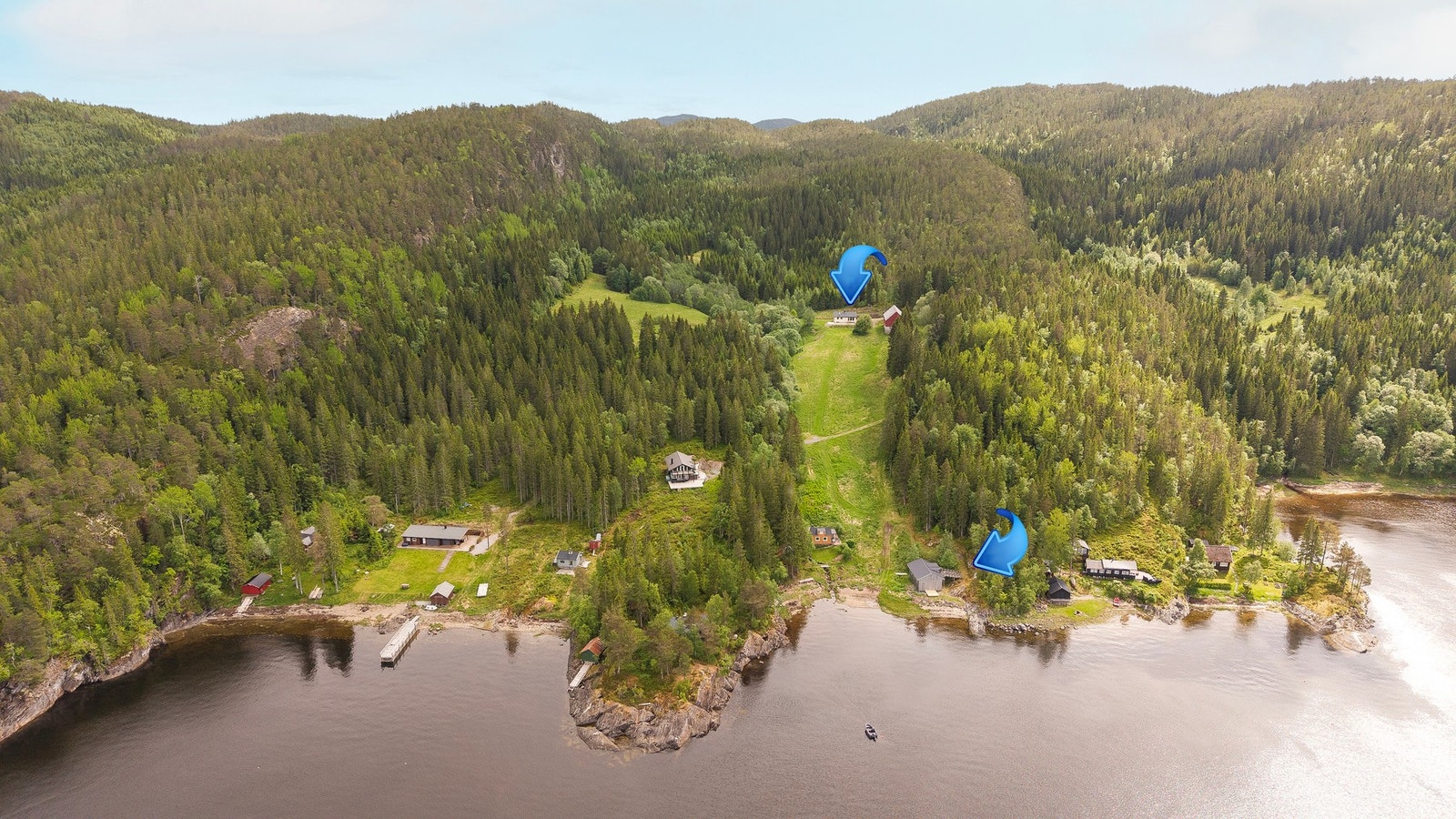 Eiendommen har et totalt areal på ca. 488.622 kvm. og ca. 550 meter strandlinje Galleribilde
