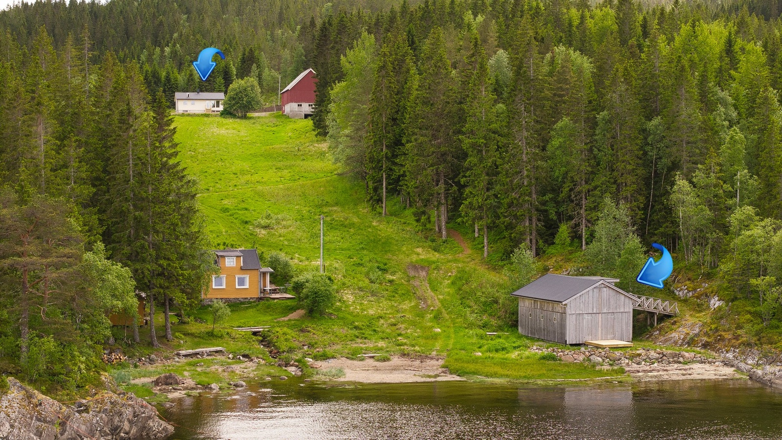 Eiendommen består av enebolig, driftsbygning og naust. Galleribilde
