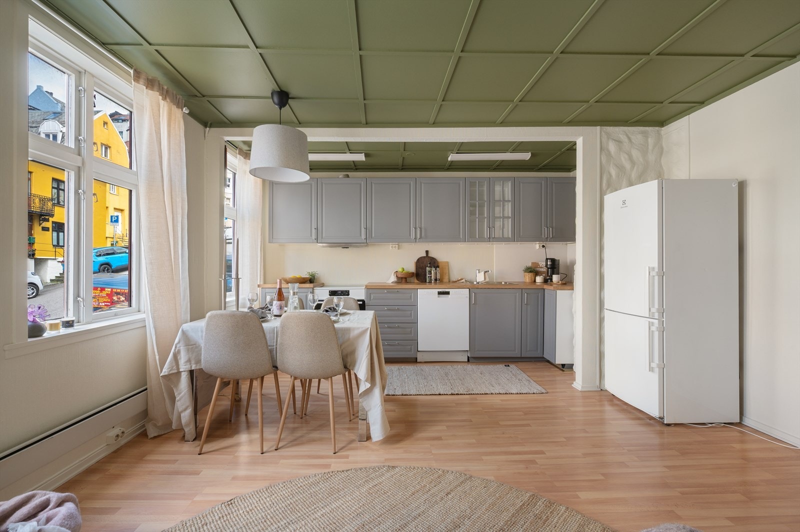 Det er installert kjøkkenventilator med kullfilter over kokesonen. Galleribilde