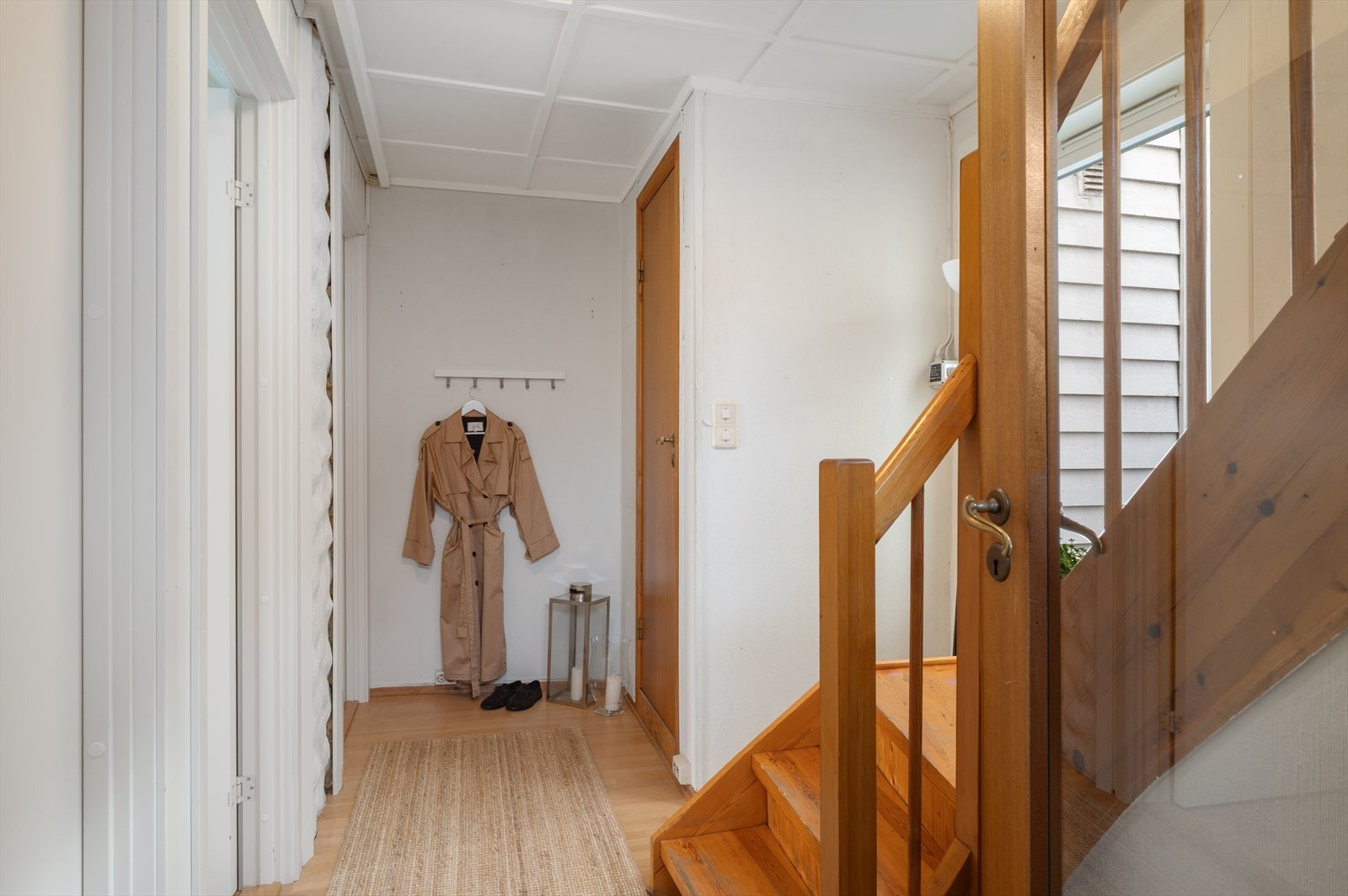 Entré i første etasje med lakkert tretrapp som forbinder etasjene. Galleribilde