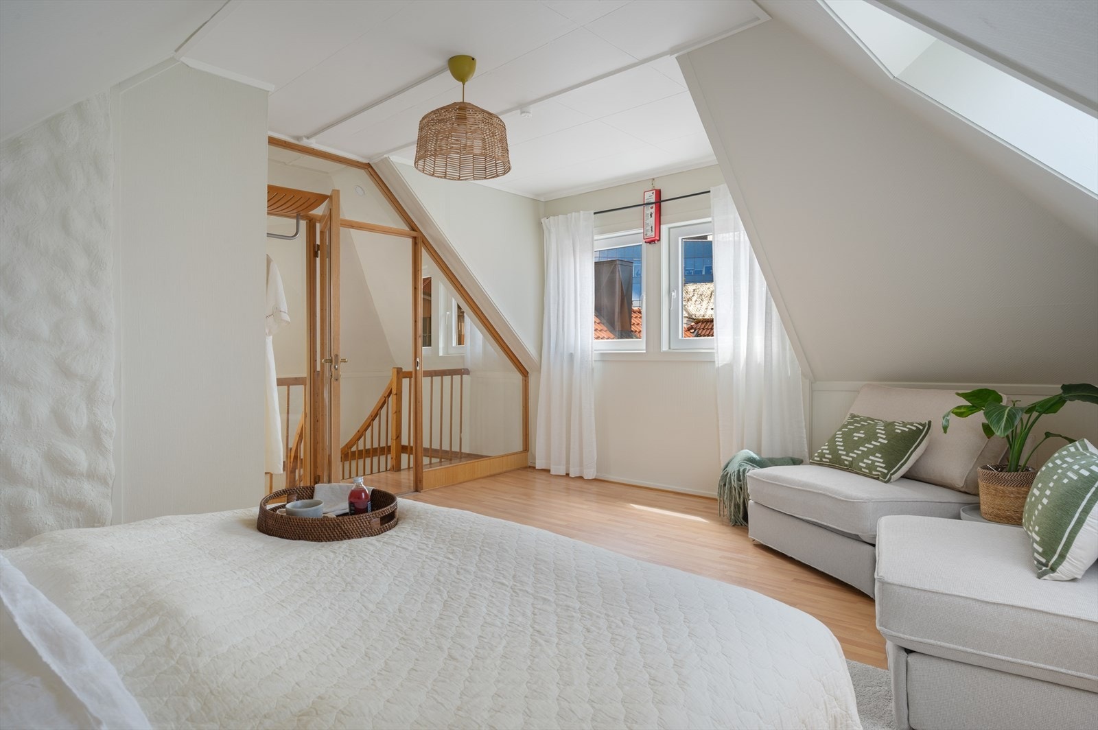 Her er det god plass til både seng og en egen sittegruppe. Galleribilde