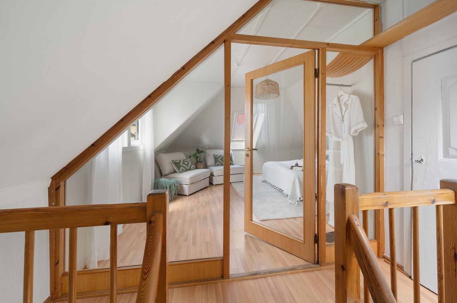 Trappen leder opp til en fleksibel og romslig tredje etasje. Galleribilde