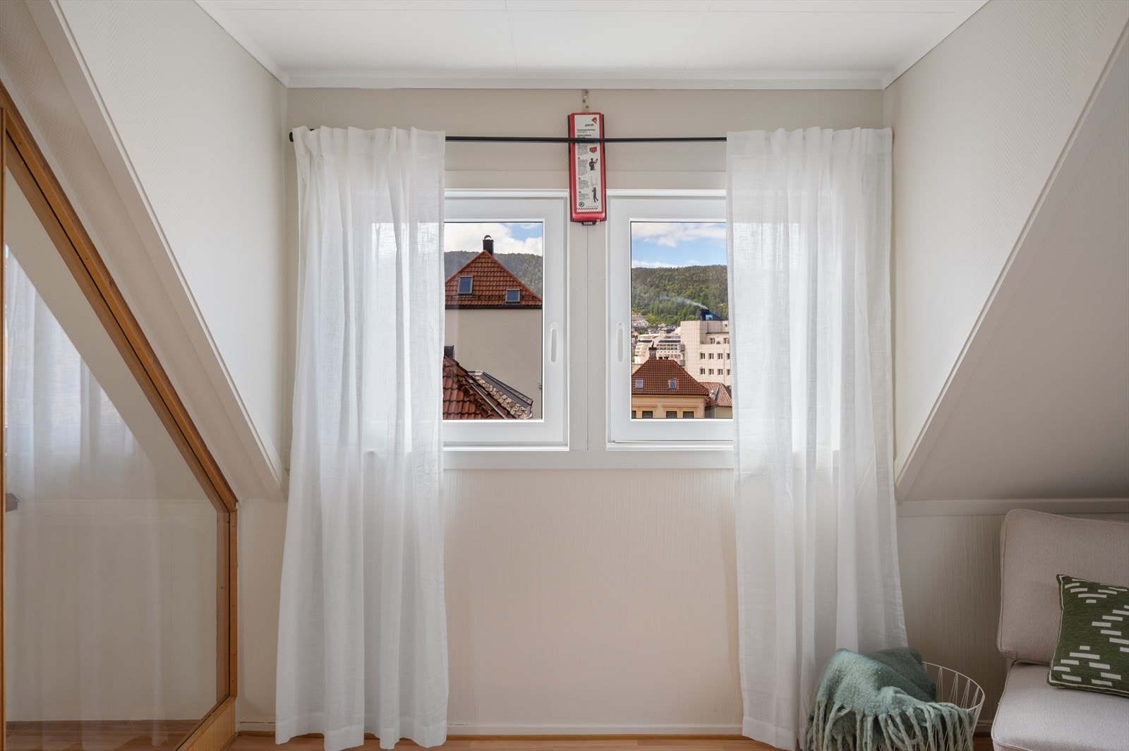 Øverste etasje er innredet som et stort soverom med flere bruksmuligheter. Galleribilde