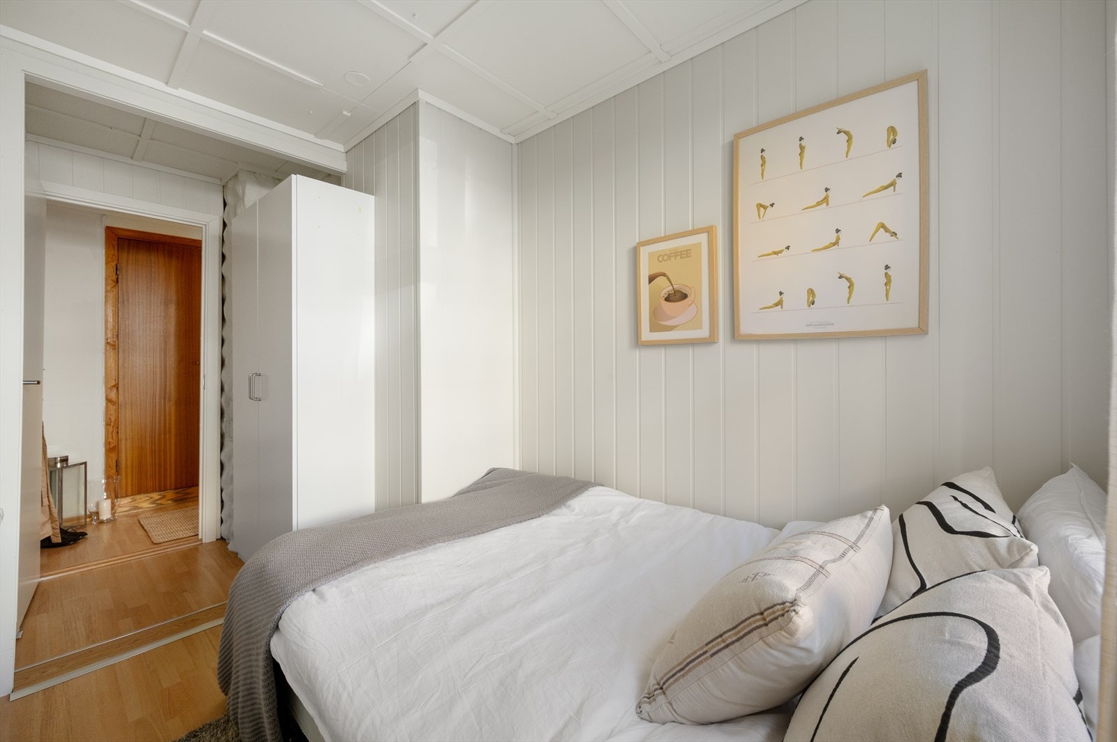 Det ene av to soverom i første etasje, med laminatgulv. Galleribilde