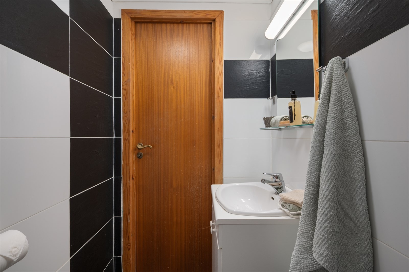 Badet i første etasje har flislagt gulv og fliser på veggene. Galleribilde