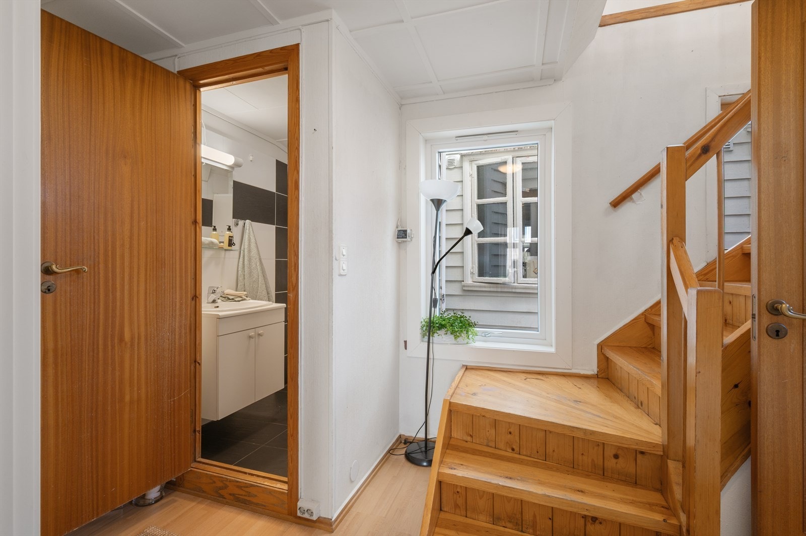 Fra gangen i første etasje er det tilgang til bad og to soverom. Galleribilde