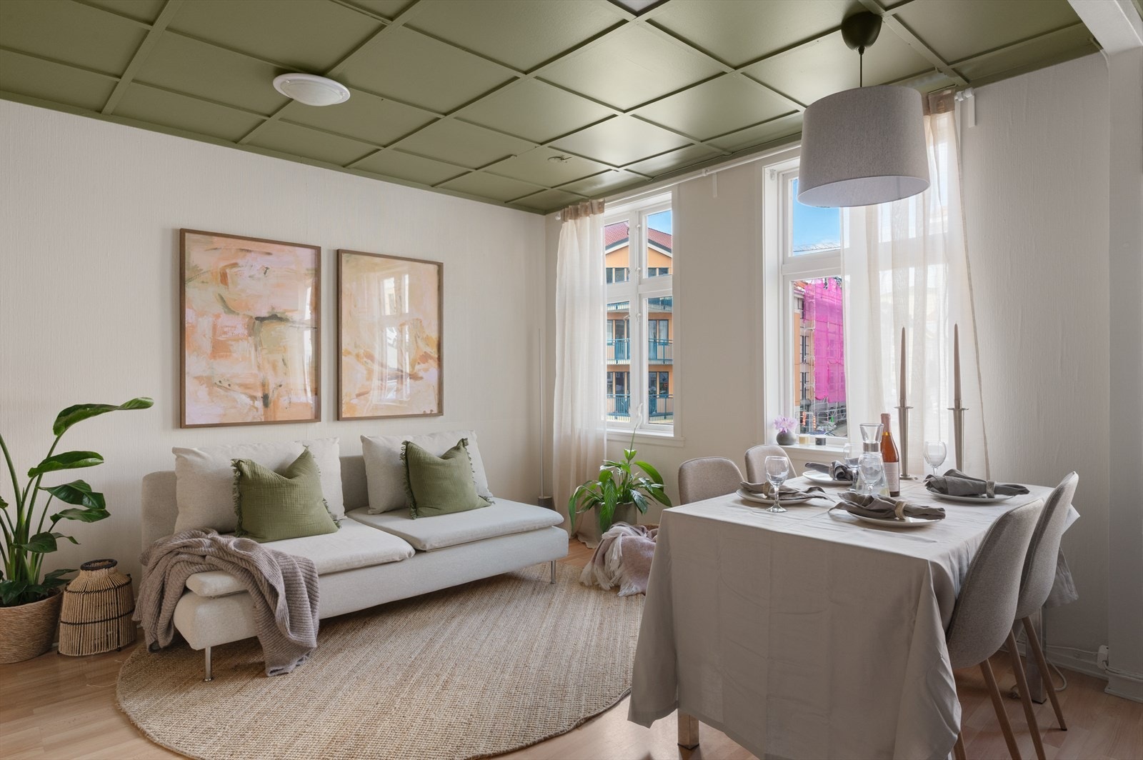 Store vindusflater gir et godt lysinnslipp i rommet. Galleribilde