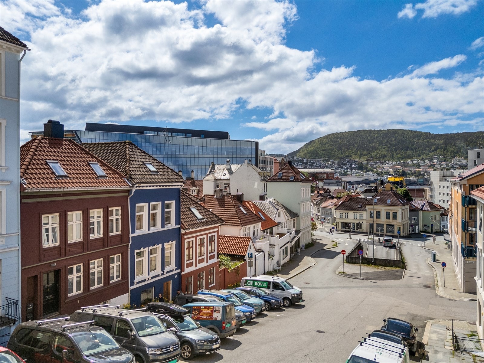 Nabolaget er rolig, med kort vei til alle byens fasiliteter. Flere parkeringsmuligheter med boligsoneparkering like utenfor, samt Klostergarasjen. Galleribilde