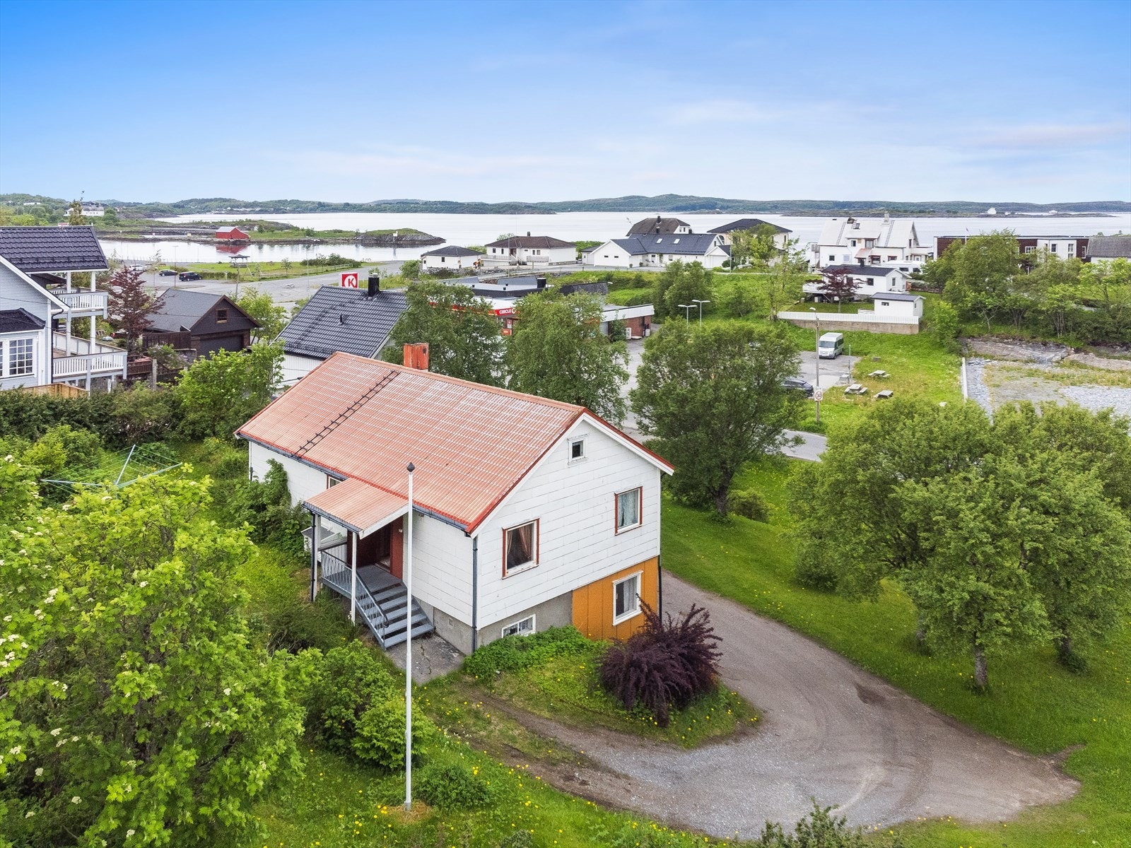 Eiendommen ligger i et kupert område med utsikt over omkringliggende områder. Galleribilde