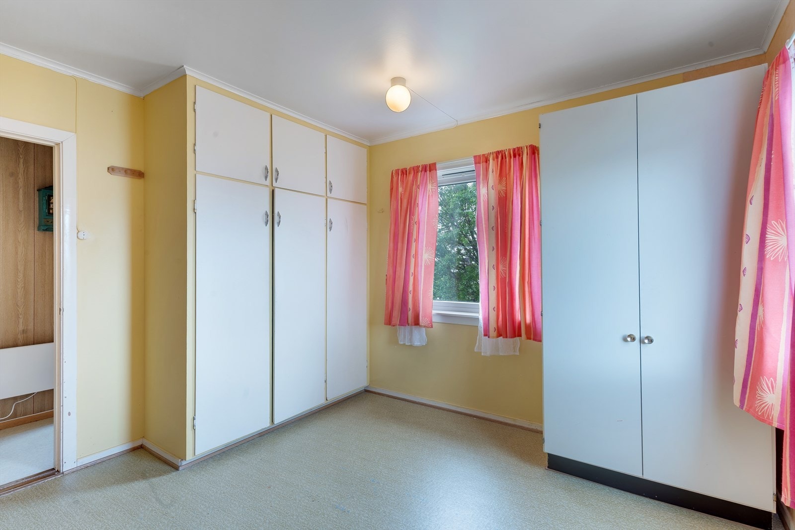 Soverom i hovedetasje med garderobeskap. Galleribilde