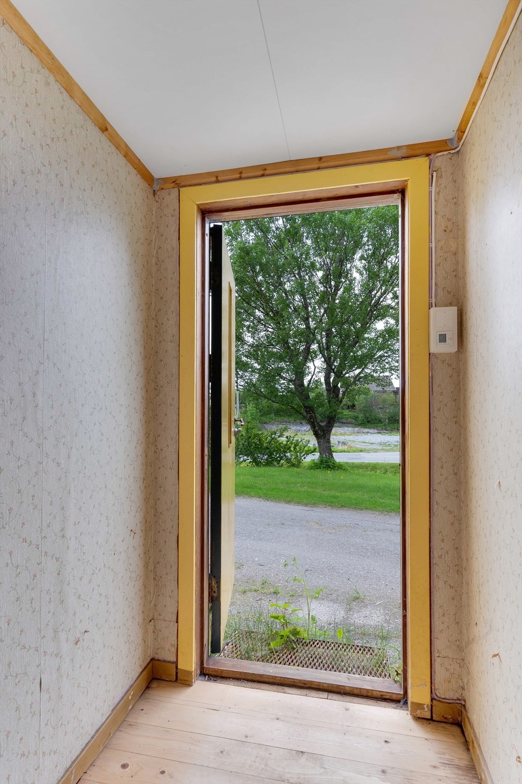 Inngangsdør til sokkel. Galleribilde