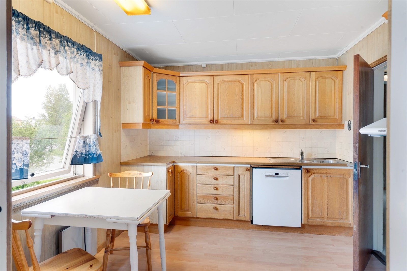 Kjøkkenet har innredning med profilerte fronter og laminat benkeplate, samt oppvaskmaskin. Galleribilde