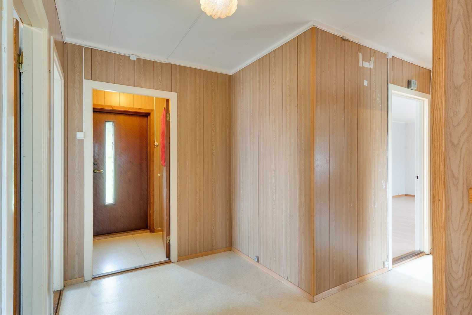 Romslig entre som tar deg videre inn over i boligen. Galleribilde