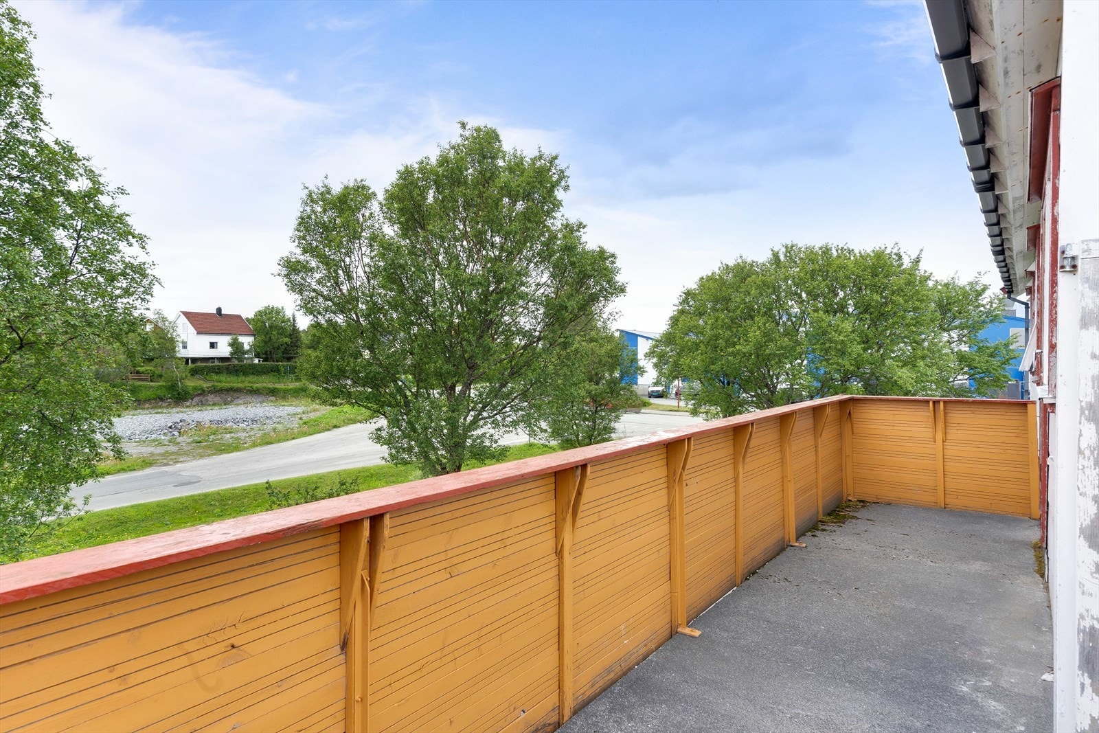 Altanen mot sørvest gir utgang fra stuen og tilgang til terreng via trapp. Galleribilde