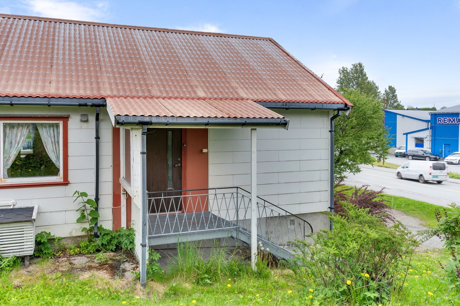 Bygningen har et plassbygget tak over hovedinngangen i 2. etasje. Galleribilde