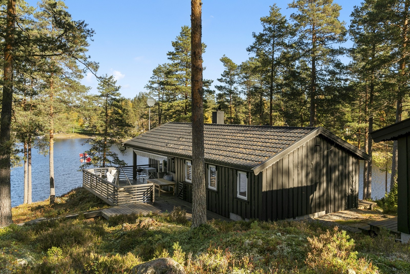 Fasade bilde, hytta ligger i nydelige omgivelser! Galleribilde