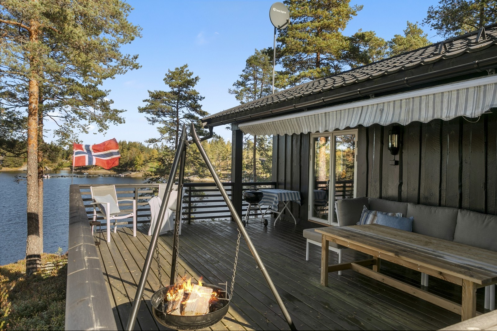 Fra den største terrassen! På hytta har man sol fra morgen til kveld - bare og nyte! Galleribilde