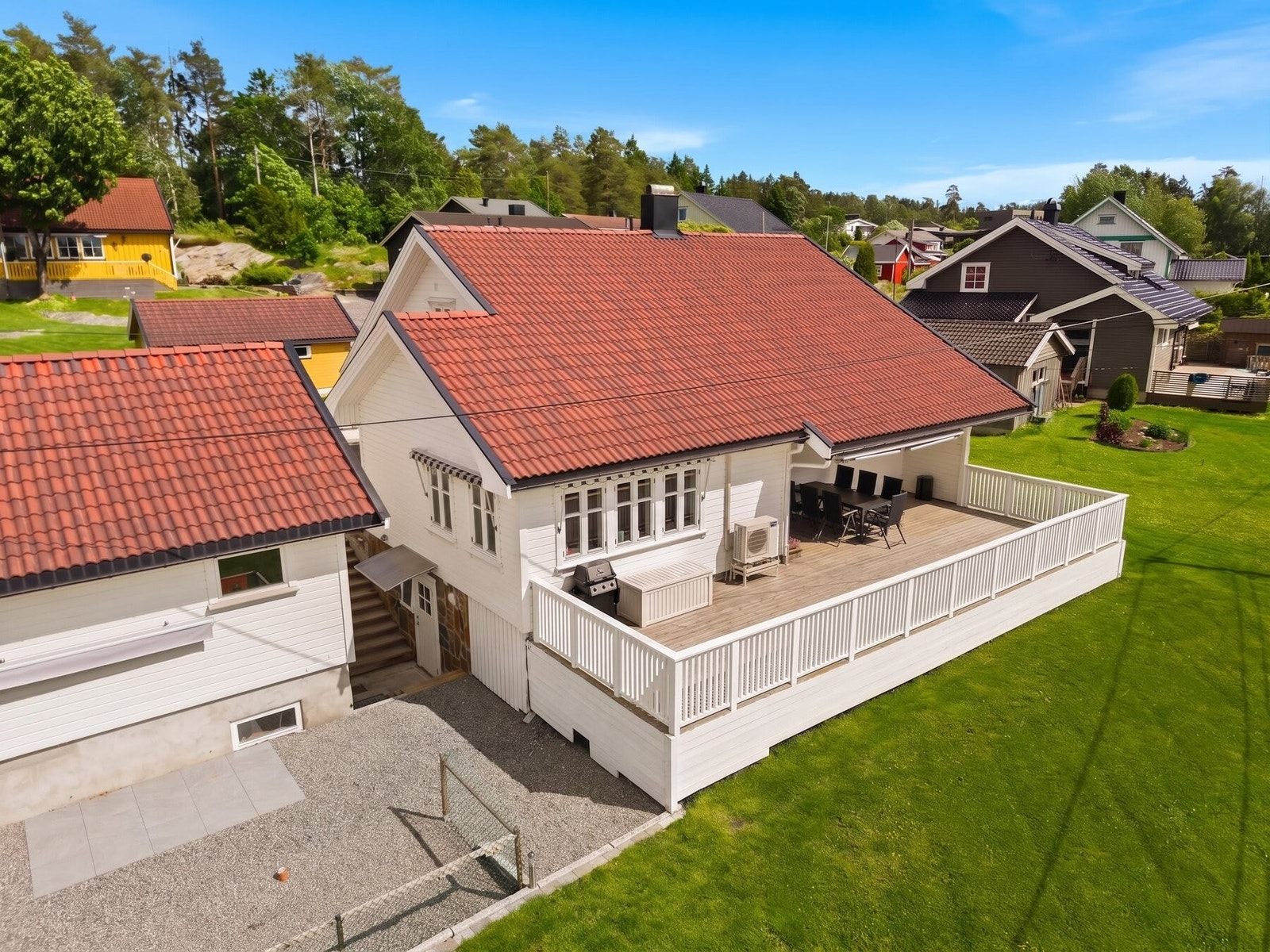 Det er gangavstand til barnehage, barne- og ungdomsskole. Galleribilde