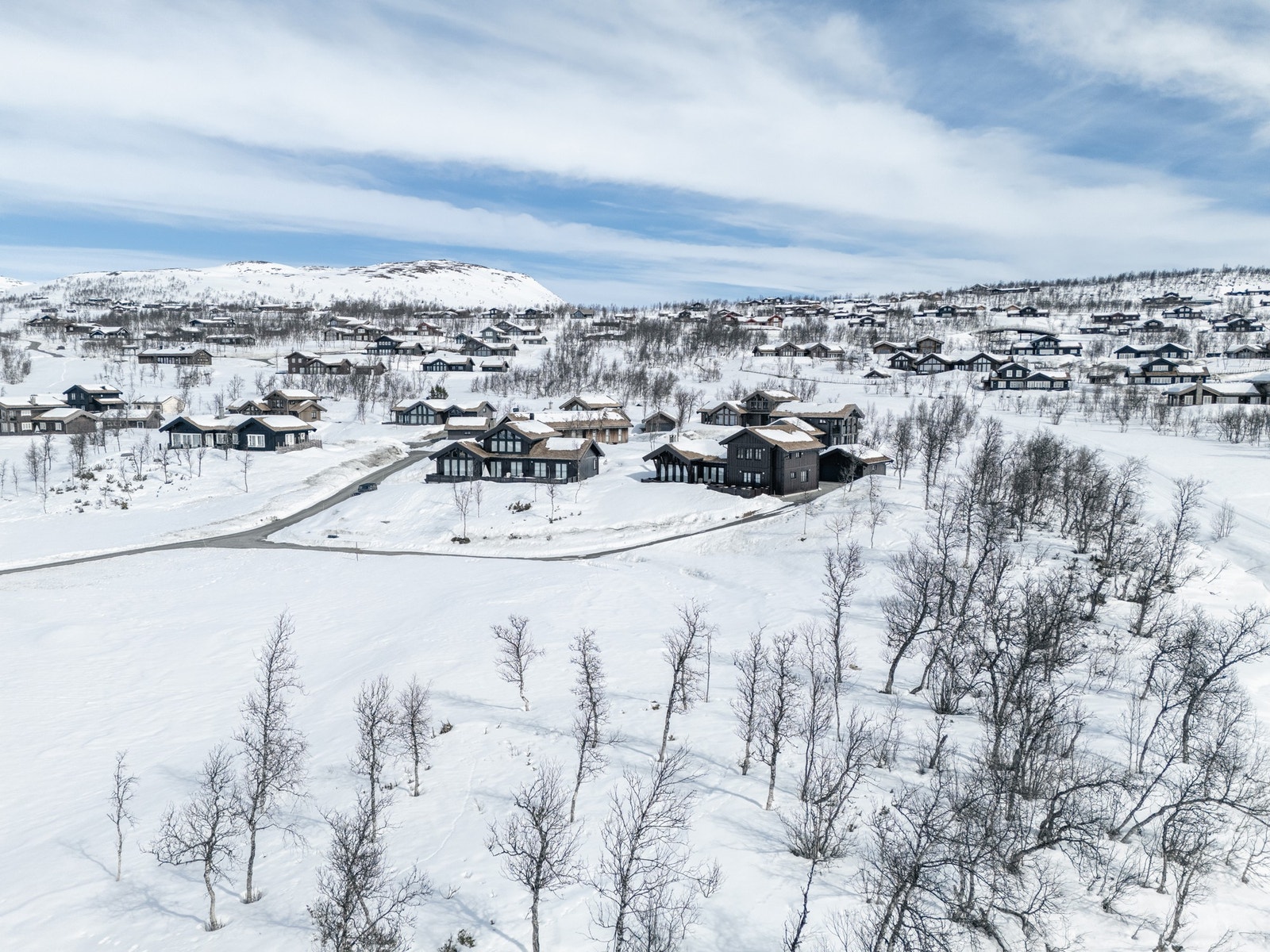 Dronefoto tatt mot nabohyttene på tomt A18 og A19. Galleribilde
