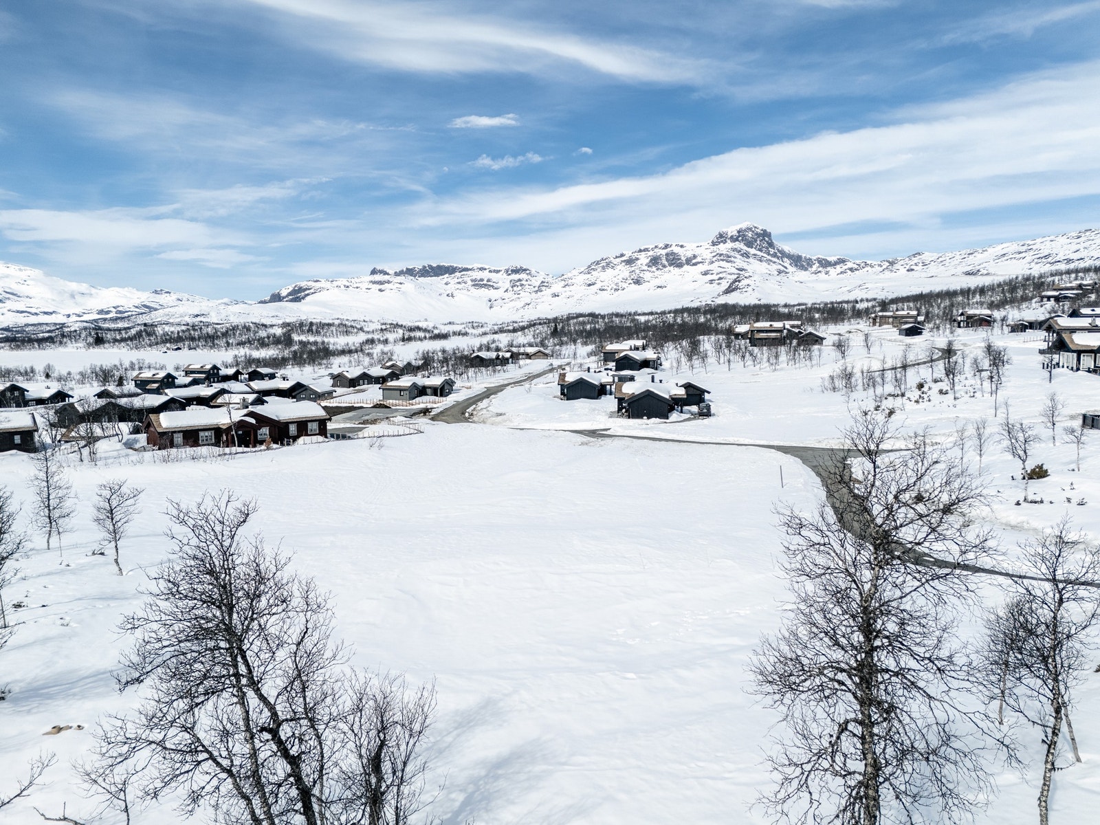 Dronefoto tatt mot tomten og Bitihorn Galleribilde