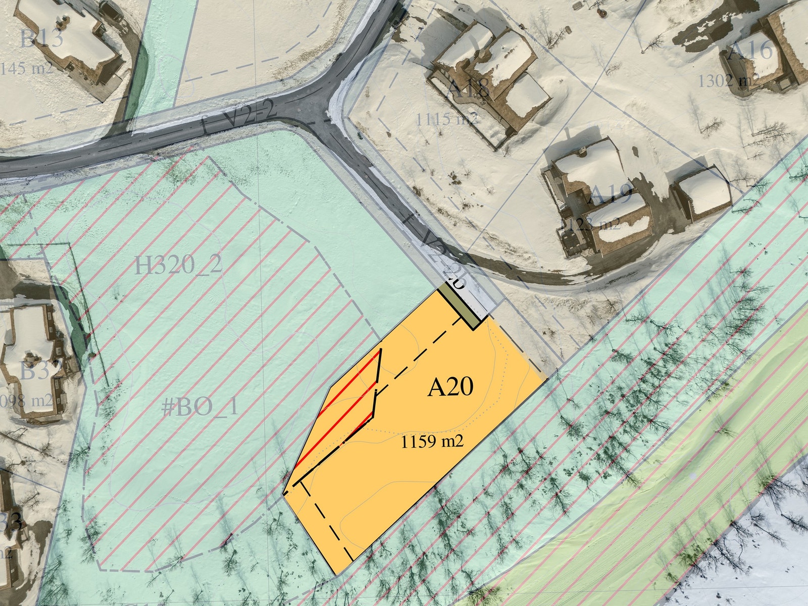 Tomten er på ca. 1 159 m² og er bevisst plassert på fastmark. Legg merke til hvordan tomten er adskilt fra den preparerte skiløypa (Grønn 1) på nedsiden med et 20 meter bredt vegetasjonsbelte. Perfekt for ski in/out Galleribilde