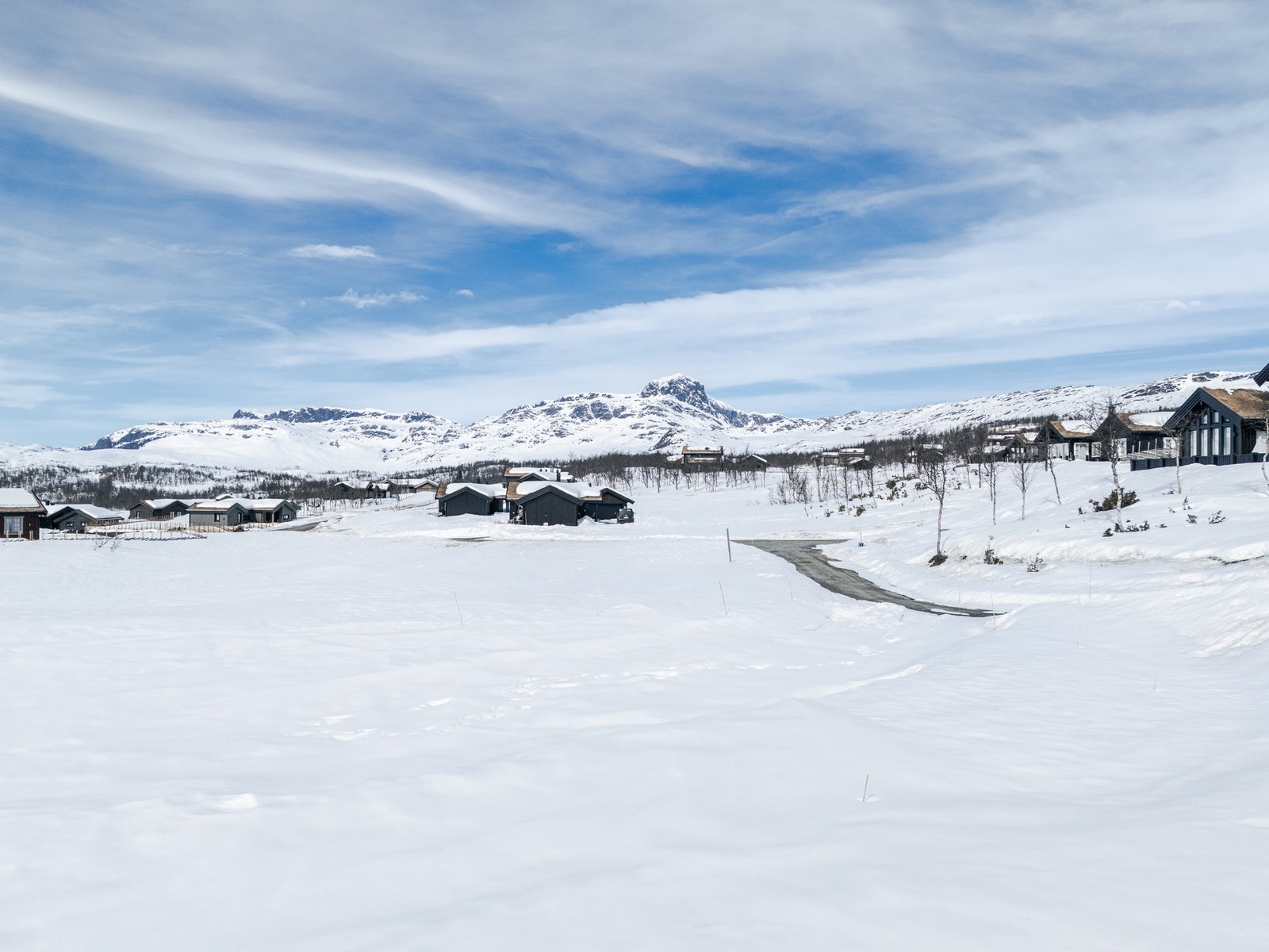 Her kan du våkne til majestetisk utsikt! Fra tomten får du fri panoramautsikt rett mot landemerket Bitihorn (1607 moh) og fantastiske Slettefjell og Mugnetind Galleribilde