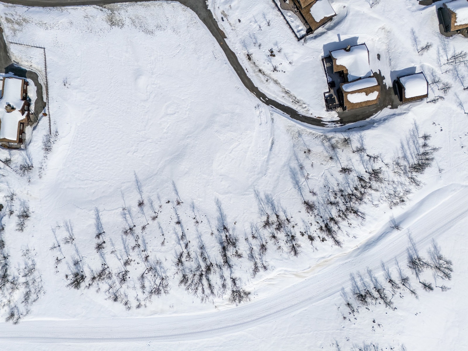 Dronefoto tatt over tomten Galleribilde