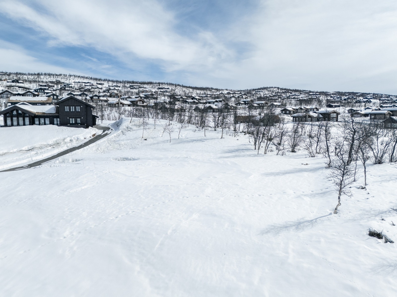Bilde tatt opp mot hytte på tomt A19 Galleribilde
